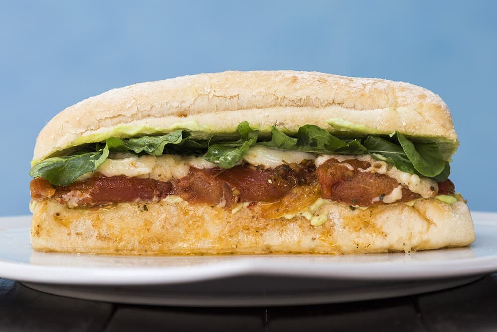 Um ponto estiloso e convidativo que serve sanduíches artesanais seletos em baguetes com versões vegetarianas.
