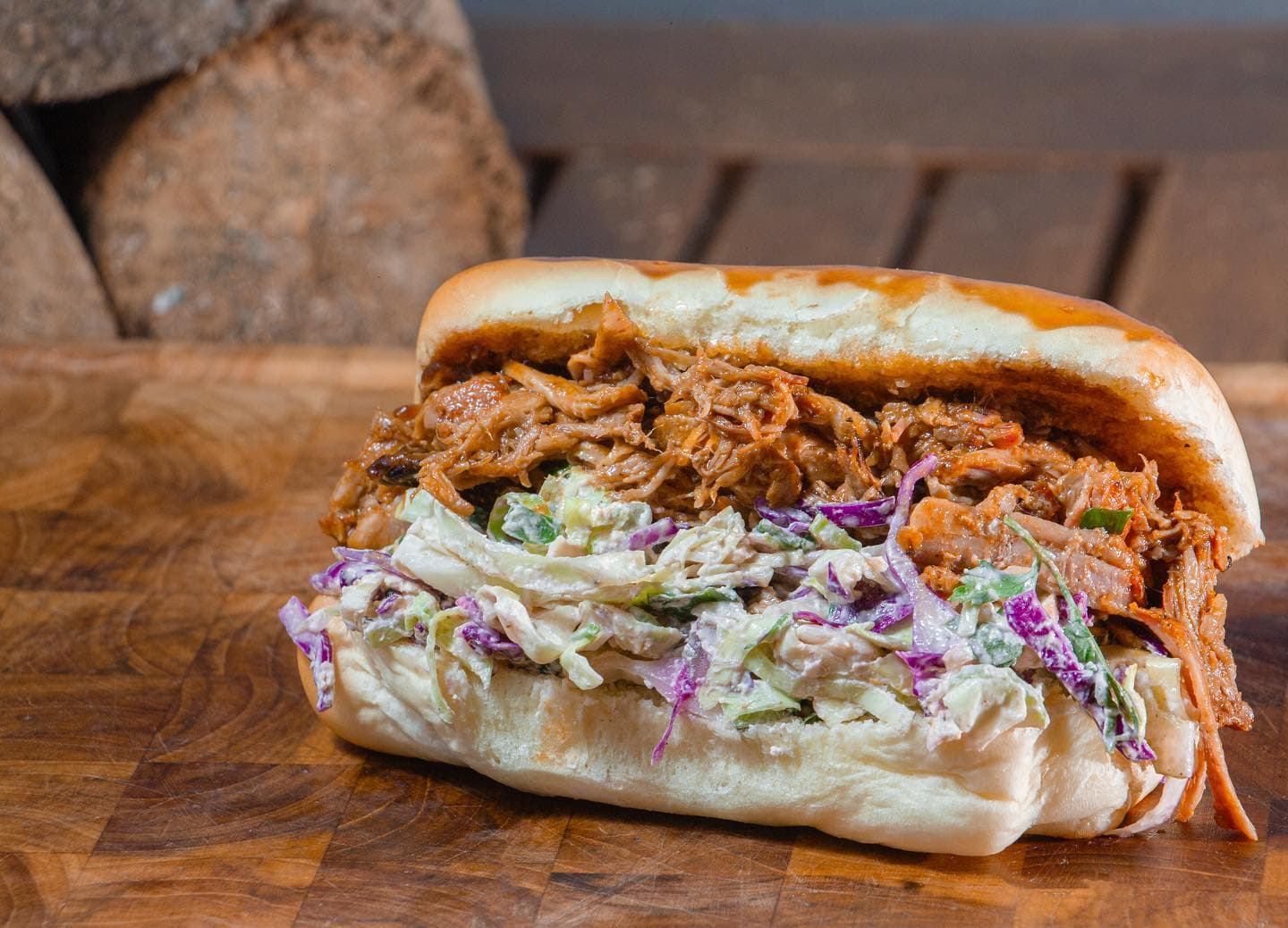 A perfeita harmonia entre o autêntico BBQ Texano deliciosamente defumado, feito com esmero e qualidade para acompanhar aquele chopp trincando.