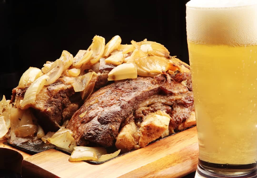 Local alegre e descontraído que serve porco marinado na cerveja, camarão à milanesa e outras especialidades.