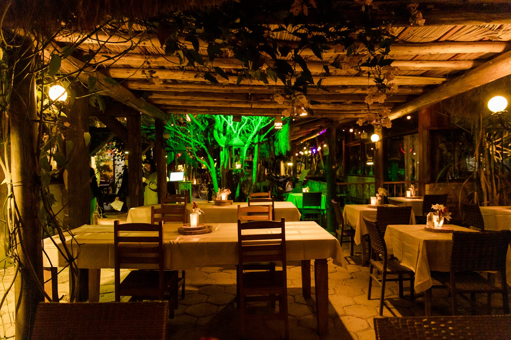 Restaurante de gastronomia brasileira.
Cardápio à la carte durante todo o período de funcionamento e buffet à vontade aos sábados, domingos e feriados no almoço.
Música ao vivo às sextas e sábados no jantar.

IMPORTANTE: Reservamos apenas 50% da capacidade da casa, a outra metade fica disponível para clientes sem reserva, por ordem de chegada.