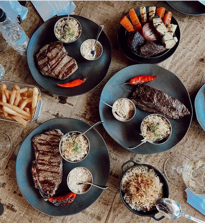 Servimos cortes defumados por longas horas no pit smoker, grelhados na tradicional parrilla argentina e pratos deliciosos do American barbecue.
Diversas opções de drinks além de chopp e cervejas.
Ambiente descontraído e atendimento de primeira proporcionam uma visita marcante ao universo Bar.B.Cue.
