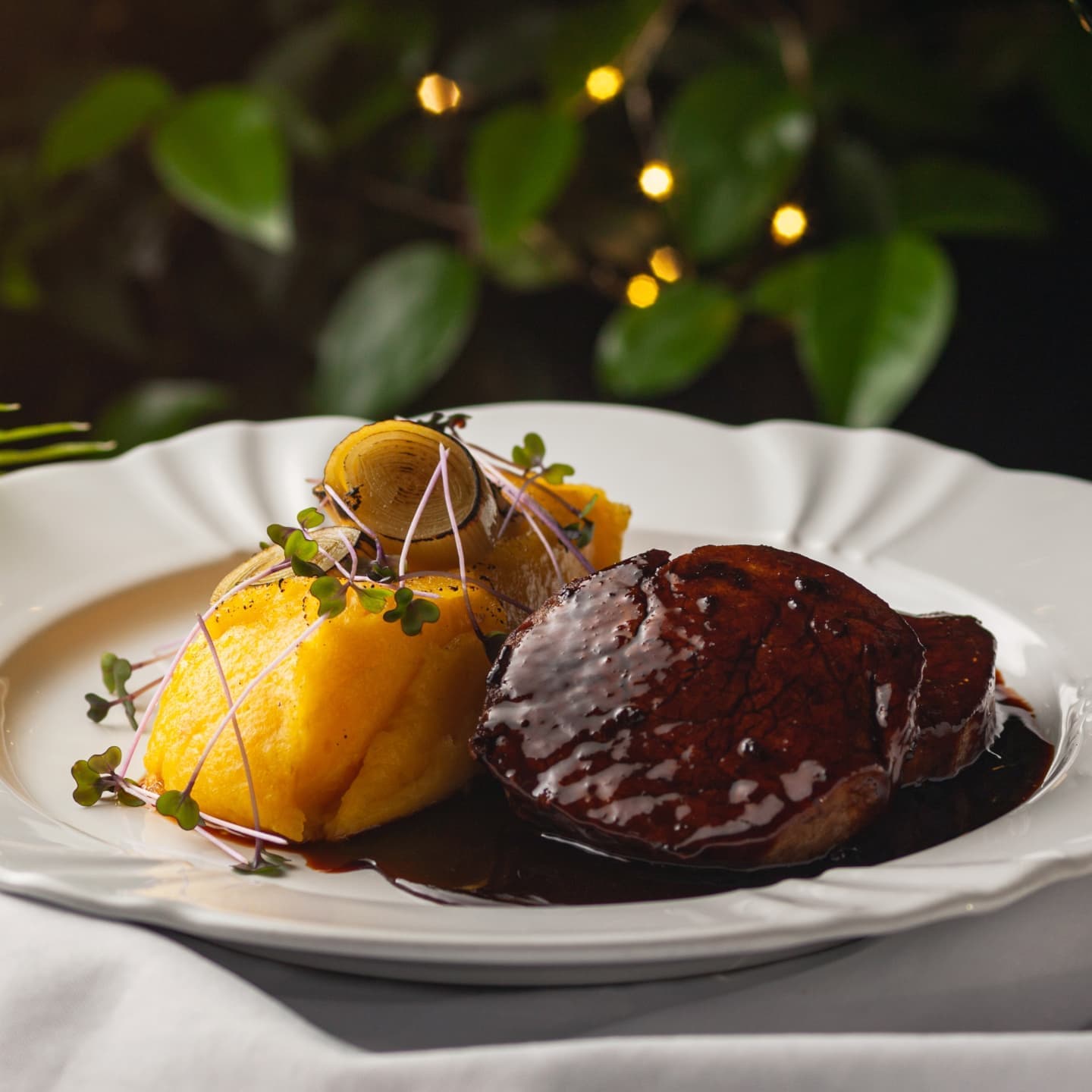 Uma antiga igreja de Florianópolis transformada em um charmoso restaurante. 
Jantar com música ao vivo. Noites de jazz, soul e chanson française (confira a programação em nosso Instagram @emporiocapella) .
*Prêmio Traveller's Choice 2020, 2021 e 2023: eleito entre os melhores restaurantes de experiência do mundo pelo Tripadvisor.