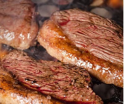O Picanha na Tábua é um bar aconchegante de estilo único, seu cardápio é variado e conta com grelhados, massas, peixes, saladas e sanduíches. O bar oferece bebidas nacionais e importadas, chopp Brahma e as principais marcas de cerveja. A música ao vivo rola de terça a sábado e conta com os principais músicos e bandas de Franca e região.