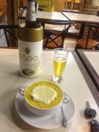 A cozinha brasileira do dia a dia de pratos comerciais e porções, em boteco descontraído com sacada coberta.