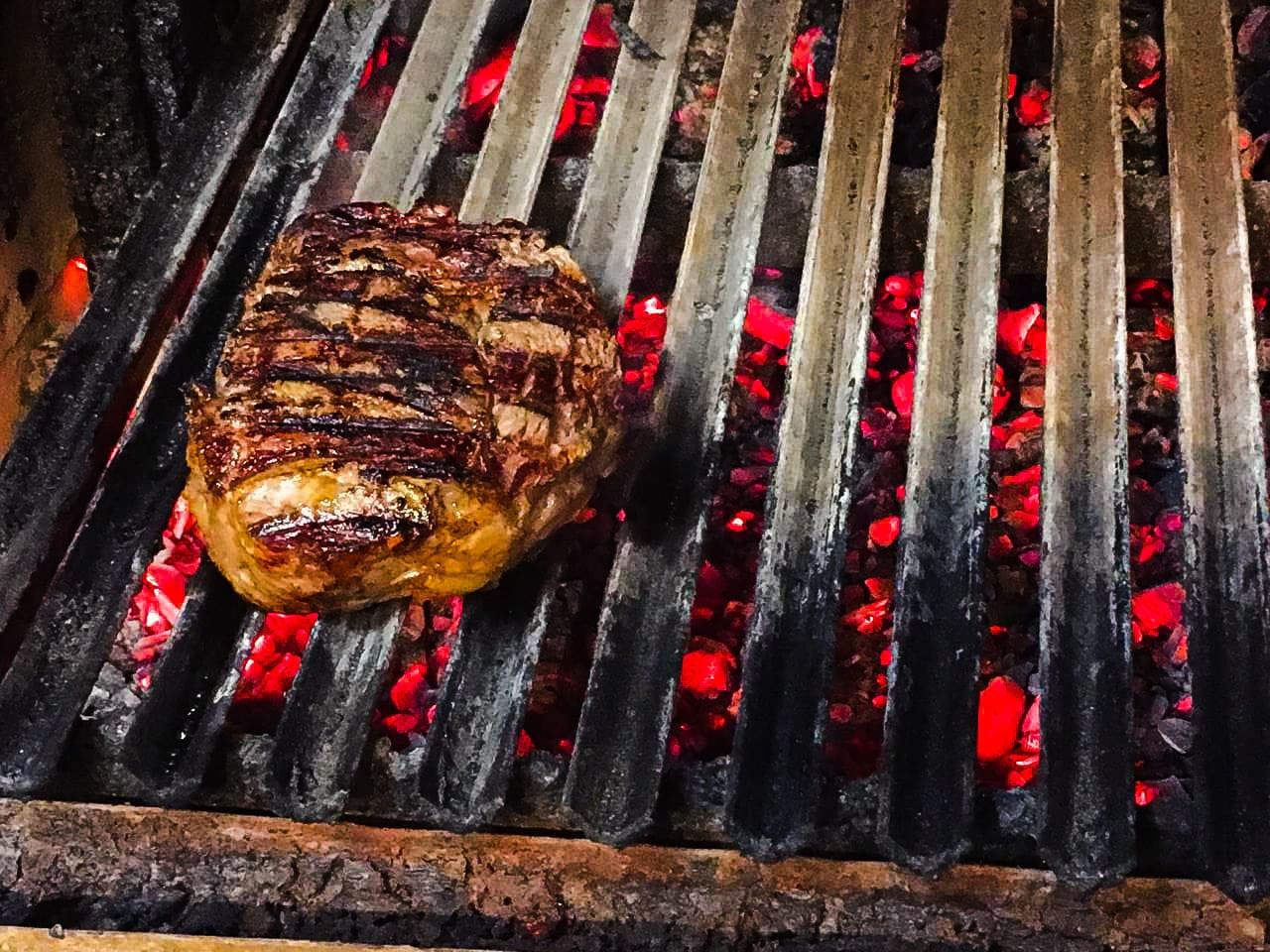 A gastronomia de grelhados de cortes argentinos com acompanhamentos e vinhos, em espaço acolhedor e informal.