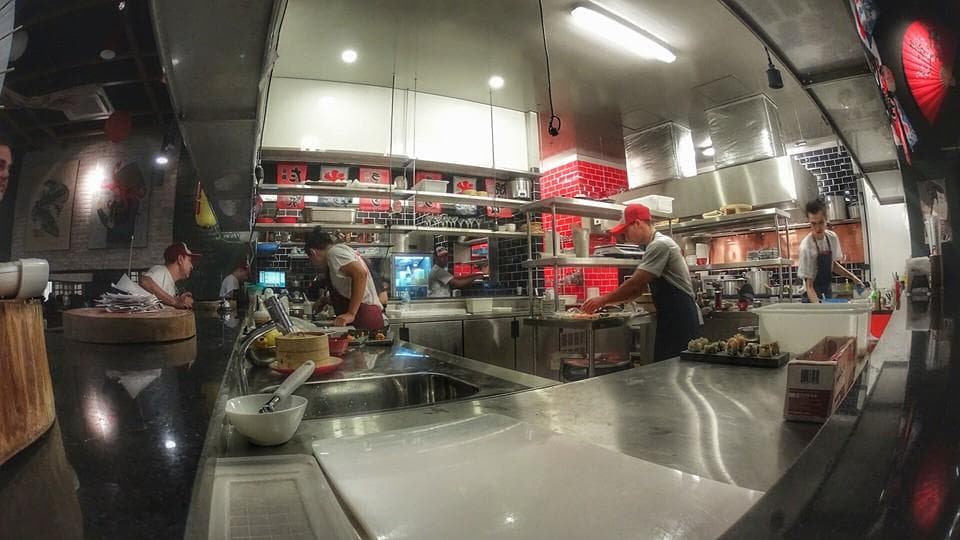 O Moto Izakaya oferece opções, que saem do tradicional japonês. Além do Sashimis, Temakis e Sushis, há outras opções como as temperadas lâminas finas de peixes, chamadas de Zensai e um shot de Ostra, prato muito exótico, mas delicioso. No A La Carte, o Misso Lamen deles é muito bom. Ótimo para dias mais frios. Ele é preparado com macarrão, algas, broto de feijão, um molho com misso, entre outros tantos ingredientes.