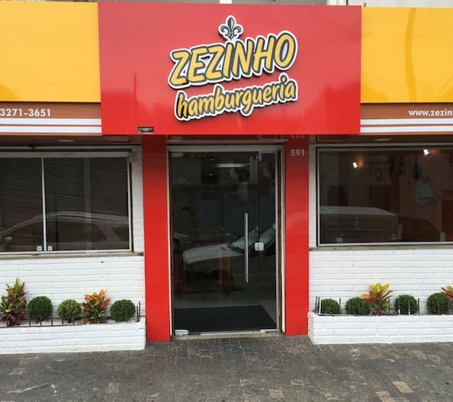Sanduíches de filé, cachorro-quente, lanches no prato, saladas e sobremesas, em salão simples e acolhedor.