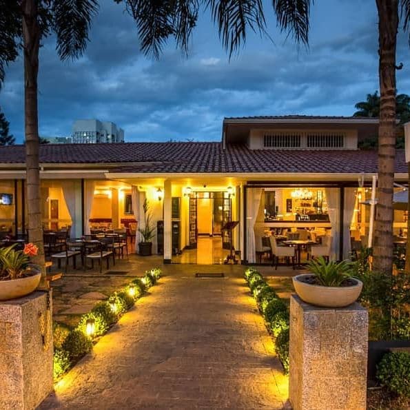 O Conde Restaurante oferece o melhor da alta gastronomia se dedicando à cozinha internacional contemporânea. Situado em local privilegiado na região nobre de BH, no bairro Cidade Jardim, o estabelecimento reúne muito mais que boas comidas e bebidas, mas uma experiência gastronômica completa.
 
O espaço resgata a realeza vinda para o Brasil no século XIX - representada na capital mineira pelo Conde de Linhares - por meio de um paisagismo e decoração clássicos que proporcionam um ambiente agradável com pratos diversos para os paladares mais sofisticados. Além disso, o restaurante conta com carta de vinhos de várias nacionalidades, incluindo os melhores rótulos da Itália, Espanha, França, Chile, Alemanha, Portugal, Nova Zelândia, e Argentina.
 
No comando dos negócios e da cozinha está o chef Carlos Bruno Carneiro. Ele reúne requinte e sabor no seu cardápio.O charme e as facilidades oferecidas pelo espaço atraem também celebrações de datas especiais e eventos corporativos. O mini wendding, que têm conquistado cada vez mais adeptos, proporciona conforto e sofisticação aos noivos que buscam realizar o casamento dos sonhos de forma intimista e sofisticada. A casa também oferece espaço aconchegante e requintado para a realização de eventos empresarias, com toda a infraestrutura necessária.