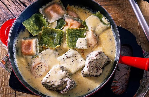 Filial de uma das marcas mais queridas de premiadas da gastronomia curitibana,o Barolo aposta no melhor de duas mesas , servindo clássicos italianos com pitadas saborosas da culinária dos nossos imigrantes da Bota .
Dessa última , o restaurante traz a tradição dos pratos para compartilhar , a flexibilidade para combinar massas e molhos e um atendimento que preza por ser eficiente , mas também acolhedor - como o das cantinas paulistanas.
Da bandeira verde , branca e vermelha , que tremula na nossa cozinha , vem um extremo cuidado com a qualidade dos ingredientes , a crença na importância da produção artesanal e diária das massas que servimos e o respeito ao cozimento al dente das pastas e risotos da casa . Tudo isso num imóvel de fachada moderna e elegantes salões .
Aguardamos a sua visita!
Famiglia Barolo.