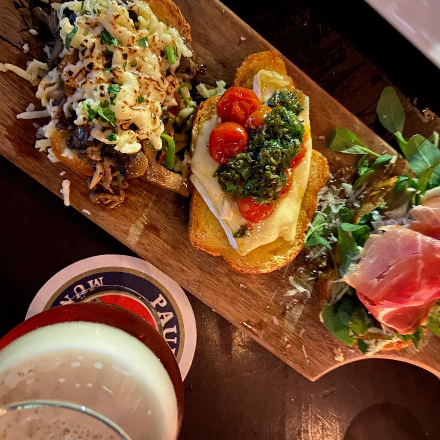 Inaugurado em fevereiro de 2013, na rua João Moura 871, em Pinheiros, pelos sócios Henrique Fogaça, chef de cozinha e jurado do Masterchef Brasil, Fernando Badauí, vocalista da banda CPM22, e Marcos Kichimoto, ex-promoter de festas que já trabalhou com bandas como Sepultura e Ratos de Porão, o gastrobar Cão Véio é o lugar ideal para almoços descontraídos, happy hour ou passeios de fim de semana com boas bebidas e comida de qualidade. O espaço tem a essência dos donos, com o espírito hardcore sempre presente. Na decoração, referências caninas que se repetem nos nomes dos pratos dão o clima especial ao ambiente. No cardápio, pratos, petiscos e cervejas artesanais, além de lanches executados de forma elaborada.