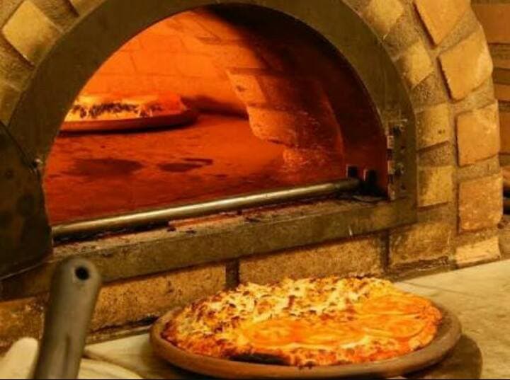 Rodízio de pizzas tradicionais e doces, com lasanha, fritas, frango e sorvete, em ambiente alegre e informal.