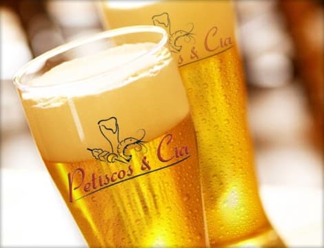 O Petiscos & Cia em pouco tempo virou referência na ilha e na cidade, é uma opção de qualidade perto de quem realmente curte um chopp gelado, coquetéis, drinks, aperitivos, petiscos e pratos especiais, tudo isso num ambiente agradável, regados a um bom futebol e/ou boa música; expostos em duas tv´s led 46" e um telão, bem como a companhia de pessoas alegres.