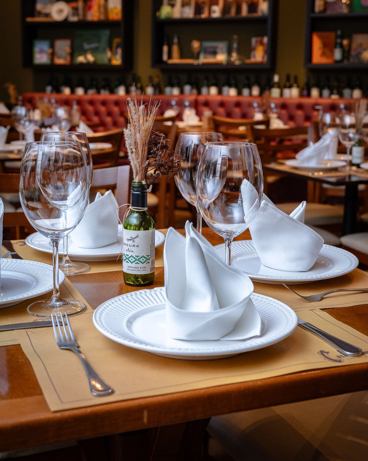 Restaurante Italiano de ambiente clássico e aconchegante. Menu variado de Massas, Carnes, Peixes e Sobremesas. Estacionamento fácil.