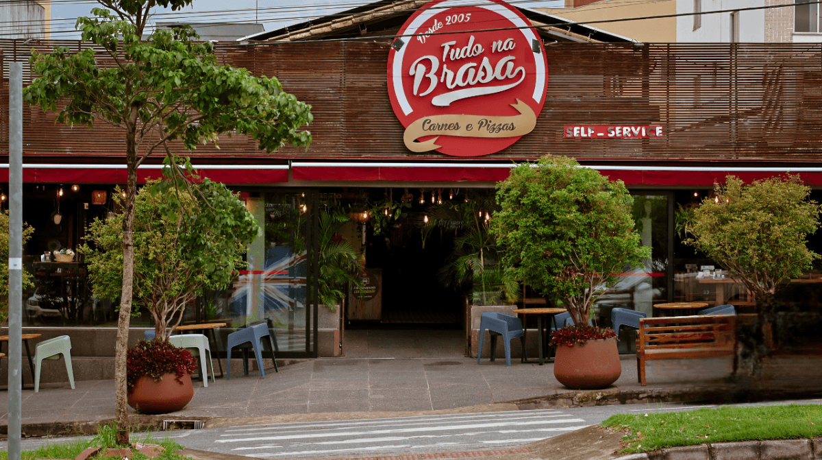 Somos o Tudo na Brasa, há 20 anos servindo o melhor da comida mineira. Nosso espaço é amplo e arejado, ideal para você e sua família, com playground e estacionamento para sua comodidade. Venha viver a tradição com um toque de inovação. Mais informações: 31 3471-0222