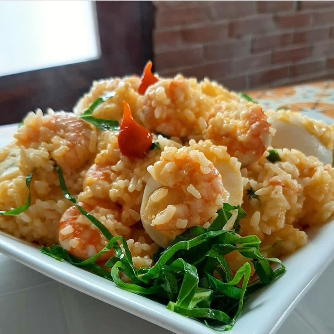 Boteco de ares alternativos tem gêneros musicais populares ao vivo com menu de comidinhas e mesas na calçada.