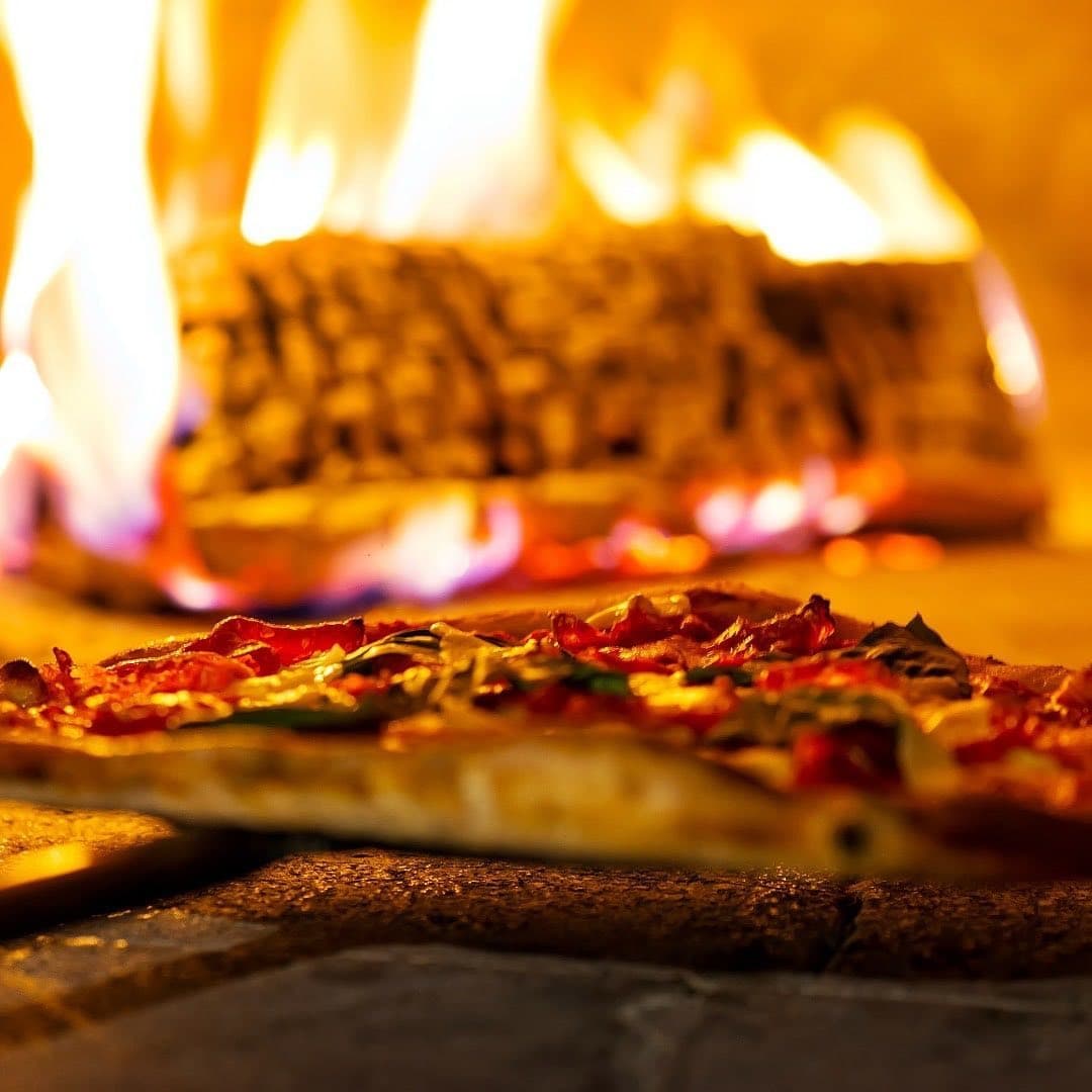 A Pizzaria Olegário é uma casa moderna e aconchegante, nascida em Belo Horizonte. O restaurante é reconhecido pela suas pizzas de massas finas, assadas em forno a lenha, com sabores especiais e ingredientes de qualidade.