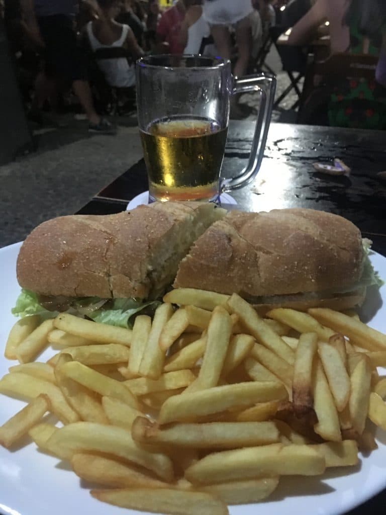 Chopes e drinques, além de petiscos e bate-papos, em espaço descolado com mesinhas na calçada, telão e música.