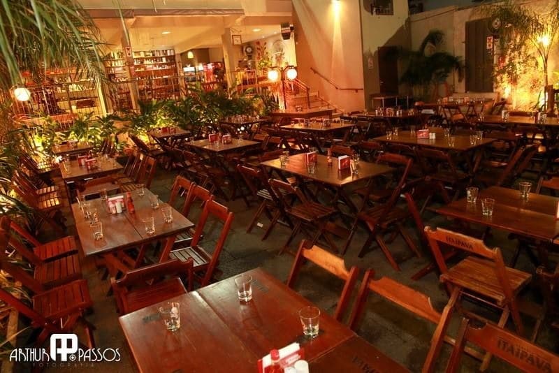 Botequim estilizado e descontraído serve comidinhas da boemia em combinados diversos com mesas ao ar livre.