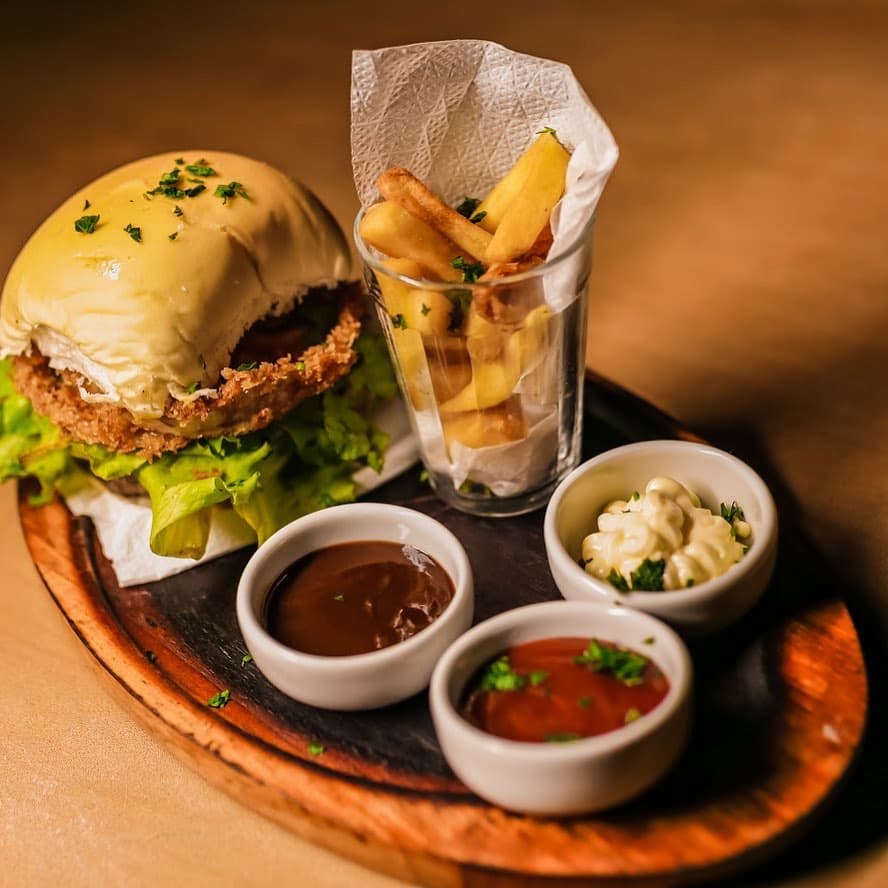 De pegada descolada e intimista gastrobar musical tem búrgueres seletos e variedades entre coquetéis vistosos.