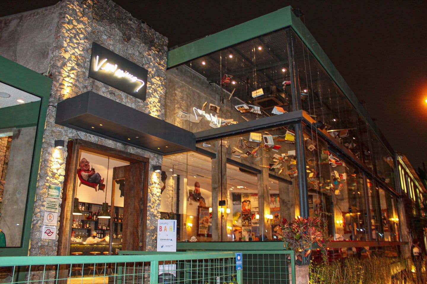 Inaugurado em 2006 no bairro do Brooklin, agora com uma casa também no Panamby, em São Paulo, o Veríssimo Bar é uma homenagem ao escritor gaúcho Luiz Fernando Veríssimo e sua obra. Na decoração estão temas como futebol, literatura, música e outros objetos que remetem ao universo do cartunista de Porto Alegre. No cardápio, o local apresenta a cozinha de boteco tradicional e traz uma barra de acepipes e tapas inesperados na língua espanhola.