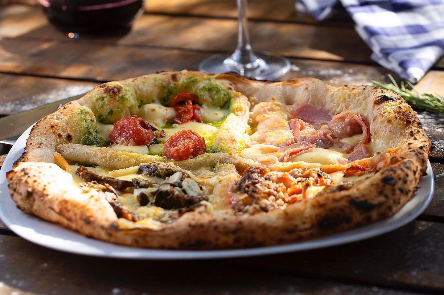 Antepastos, pizzas variadas em estilo napolitano e tiramisu de sobremesa, em clima descontraído e familiar.