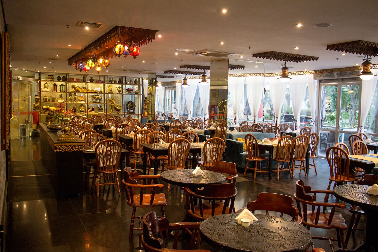 SEJA BEM VINDO AO TULSI INDIAN CUISINE
Com a inauguração desta nova opção de Culinária Indiana em Julho de 2016, a cidade de São Paulo ganhou um espaço gastronômico de magia e alquimia. O restaurante “Tulsi Indian Cuisine” orgulha-se em apresentar toda a riqueza e complexidade desta culinária milenar – especializando-se em pratos da região norte da Índia, suavizados com a exclusão de pimenta (em peso) e com a adição de ingredientes ricos como nata ou creme fresco, castanha de caju, nozes e frutas secas

Com localização privilegiada entre duas praças lindas e arborizadas no complexo “Transamerica Berrini”, possui fácil acesso pela Marginal Pinheiros e Av. Luis Carlos Berrini