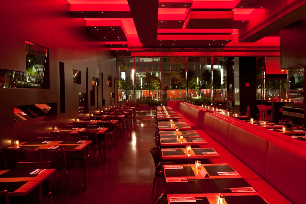 O restaurante Spot foi inaugurado em 6 de janeiro de
1994. Após duas décadas, em julho de 2013, foi
inaugurada a filial no Shopping JK Iguatemi, no térreo, com
uma área externa agradável e projeto do mesmo arquiteto
André Vainer, recriando o clima descontraído e eclético