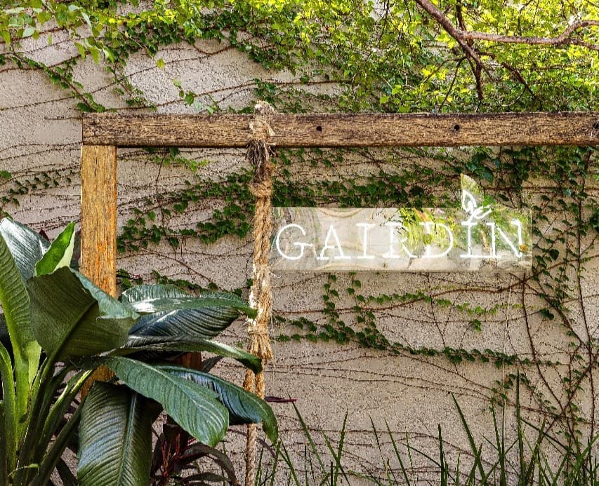 GAIRDÍN (=jardim em irlandês) é o lugar perfeito para começar o dia com calma ou se perder num brunch delicioso. 

Imagine-se brindando com um bellini, enquanto saboreia uma toast, prova o nosso brioche feito na casa, ou quem sabe, aqueles scones quentinhos que acabaram de sair da nossa cozinha, Tudo isso cercado por verde, flores e o som suave de um lugar que parece ter sido feito para você relaxar, se inspirar... e voltar sempre!