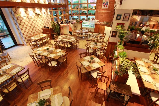 O restaurante tem inspiração italiana e traz pratos típicos de trattoria. As massas frescas são feitas na casa diariamente.
As pizzas seguem o estilo napolitano, certificadas pela apn (a associação dos pizzaiolos da itália).