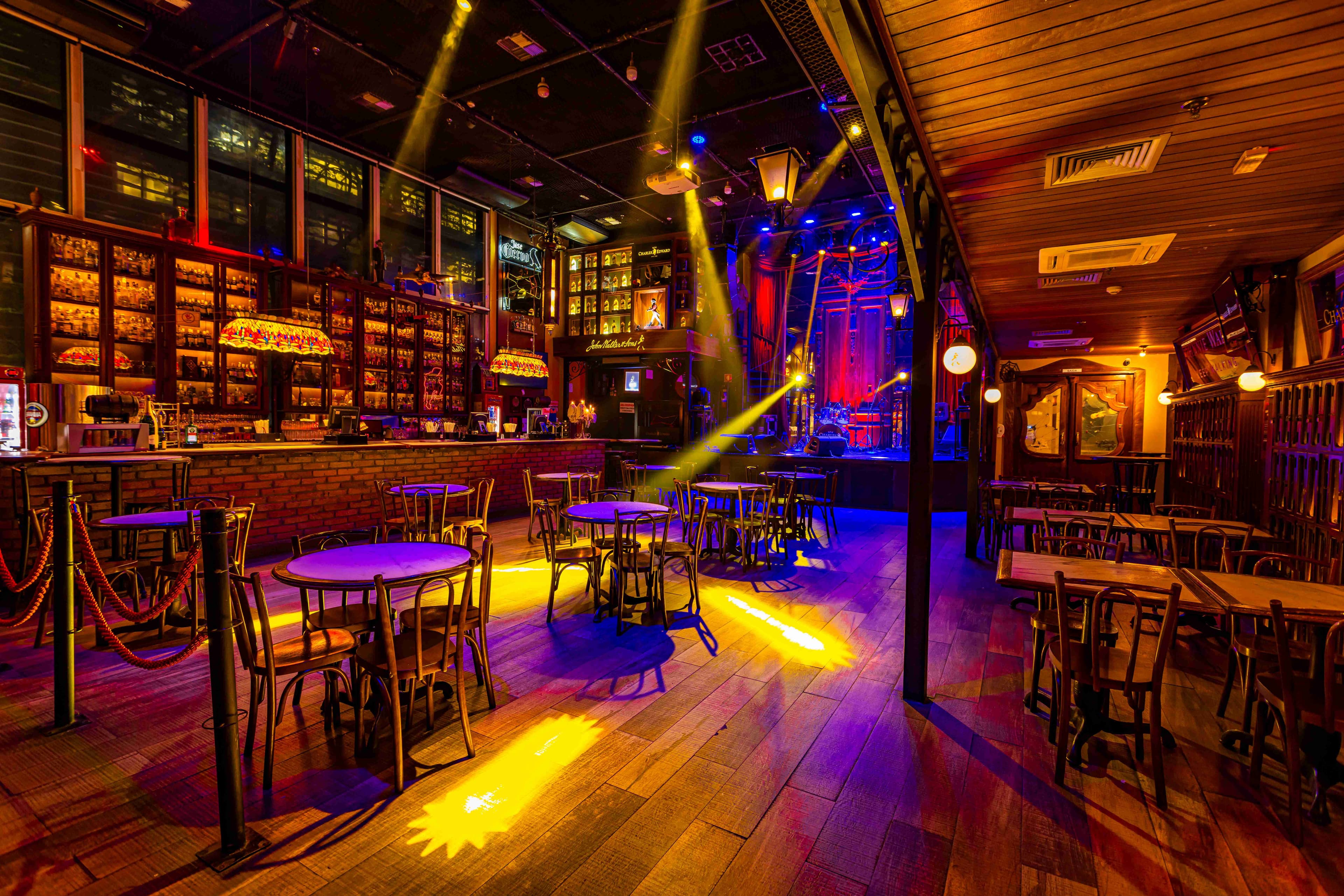 O Charles Edward, tradicional bar do Itaim Bibi, é referência na noite paulistana e mistura a atmosfera de pub com o espaço e o conforto de uma casa de shows. Com programação dançante de pop rock de terça a sábado, o local é frequentado por apreciadores da boa música e de serviço de qualidade. O bar também oferece mais de 50 rótulos para os sócios do famoso Clube do Whisky, que podem curtir sua garrafa percorrer o bar sendo transportada por um caminhãozinho suspenso em um cabo de aço. Também são os precursores do Clube do Whisky virtual, onde após um período de espera da sua garrafa por você as doses passam a ser virtuais e ficam em nosso sistema te aguardando. Detalhes da decoração marcam a tradição do Charles Edward, como a porta de madeira maciça de 1930, vinda de um casarão na Argentina, bem como as duas farmácias de 1906 que sempre abrigaram os litros de whisky dos clientes pertencentes ao Clube. 
Dois lustres de 1928, vindos de um cinema da cidade de Santos, e os três Bonecos de papel marché, entre eles o Gaspar, símbolo da casa, completam o estilo do Bar, agora situada no número 1.400 da Av. Juscelino Kubitschek.
