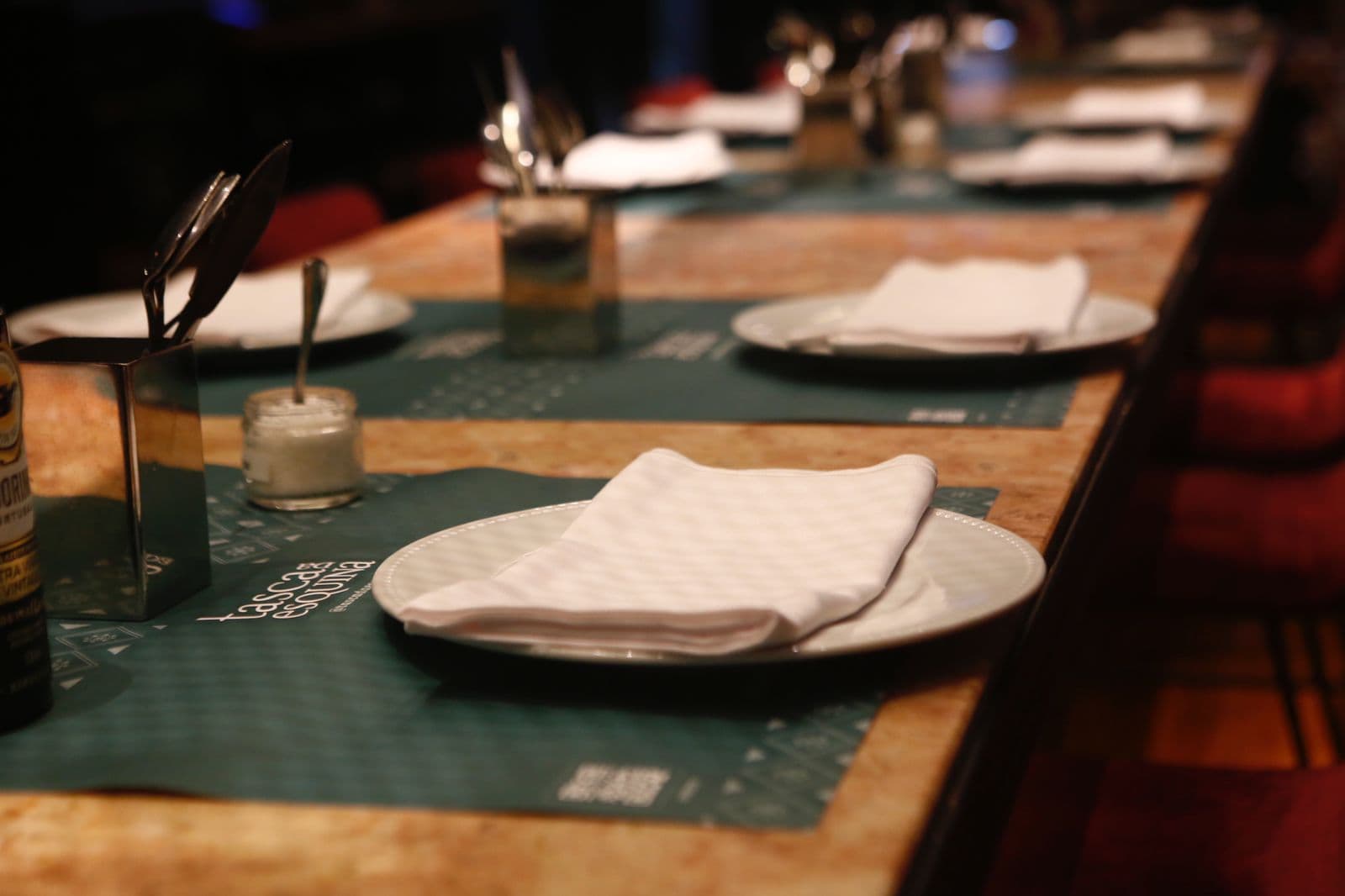 Sabores de Portugal a partir de uma cozinha vanguardista e muito criativa, com bases sólidas de tradicionalismo. Um ambiente informal descontraído, onde o prazer de estar à mesa ganha um novo sentido.
Se gosta de surpresas ou de uma boa experiência gastronômica, Fique nas mãos do Chef e surpreenda-se com este menu degustação, onde cada porção oferece ao palato um momento mágico. 
O vinho faz parte, claro. A garrafeira estende-se de norte a sul de Portugal. A carta foi concebida para realçar o sabor dos nossos pratos.
Venha sentar-se à mesa conosco.