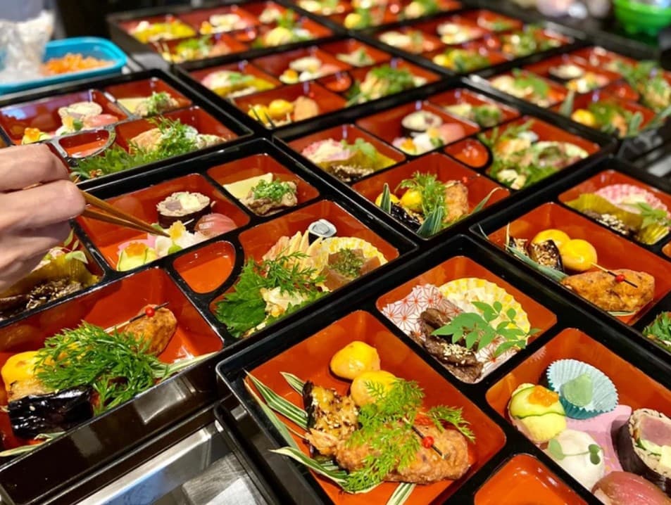 Restaurante de comida japonesa com pratos exclusivos e ambiente tradicional.