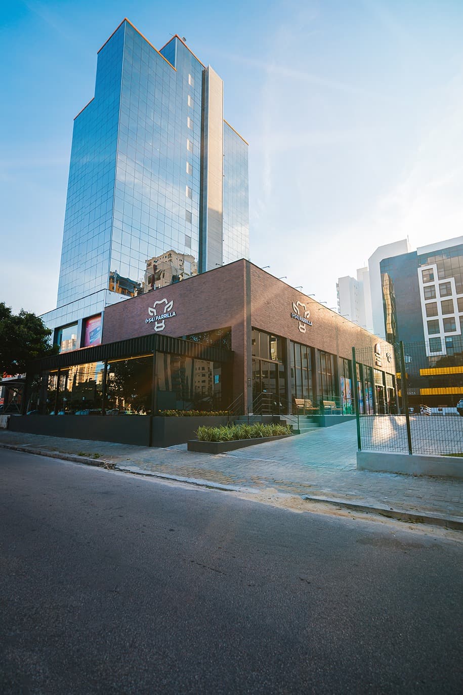 Com um ambiente aconchegante, o +54 Parrilla oferece aos seus clientes uma experiência gastronômica única, unindo a decoração sofisticada e os emblemáticos itens de couro — trazendo ainda mais personalidade e transbordando a essência do negócio nos mínimos detalhes. O menu do restaurante é uma verdadeira viagem pelos sabores da conexão entre a Argentina e o Brasil.
Os cortes são escolhidos separadamente e acompanhados de guarnições especiais, que são produzidas com ingredientes frescos de acordo com a seleção do dia. As guarnições são à vontade permitindo que a experiência se torne um verdadeiro deleite nos sabores desta conexão entre Brasil e Argentina.