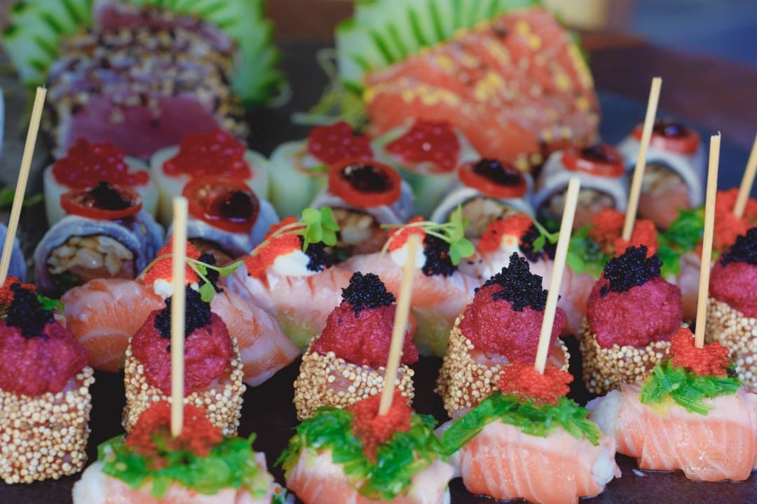 Opções rápidas nos temakis ou rodízio, à la carte no jantar, destaque aos sashimis, em amplo espaço tranquilo.