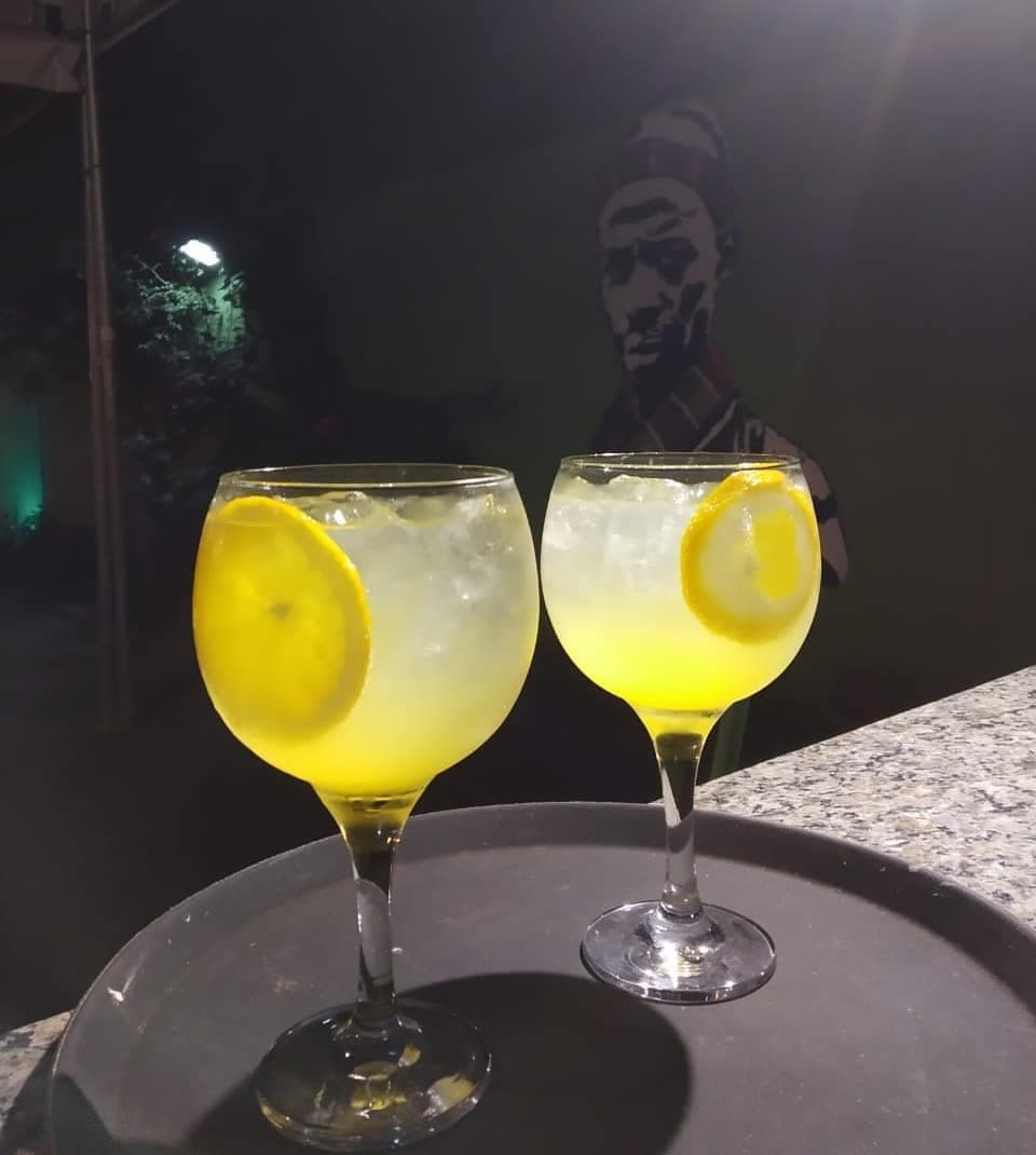 Cervejas, drinques e tira-gostos em ponto de encontro descontraído com área externa, debates e música ao vivo.