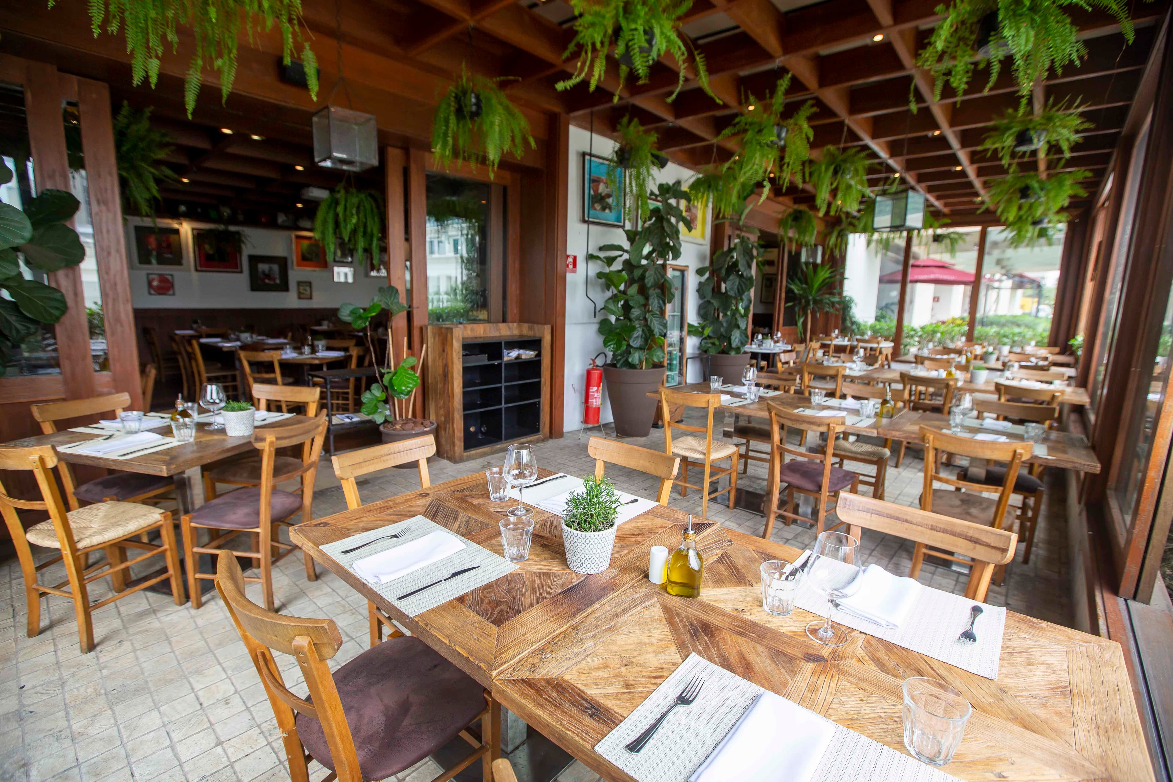 O restaurante tem inspiração italiana e traz pratos típicos de trattoria. As massas frescas são feitas na casa diariamente.
As pizzas seguem o estilo napolitano, certificadas pela apn (a associação dos pizzaiolos da itália).