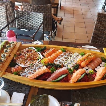 Rodízio de hot rolls, combinados, sashimis, entre outros, para almoço e jantar em ambiente casual e familiar.