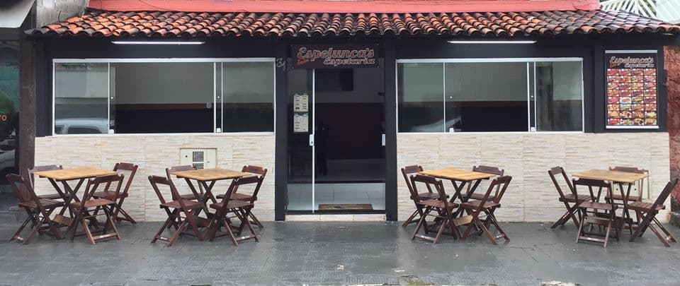 Espetinhos variados, além de camarões e pratos executivos, em espaço simples e relaxado com mesas na calçada.