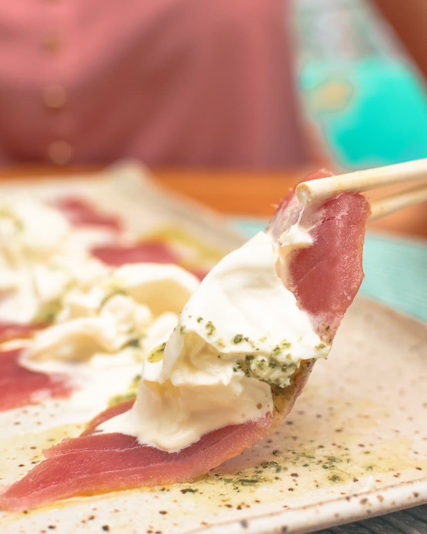 Restaurante japonês com vários pratos à la carte, destaque ao rodízio com pratos frios, quentes e sobremesas.