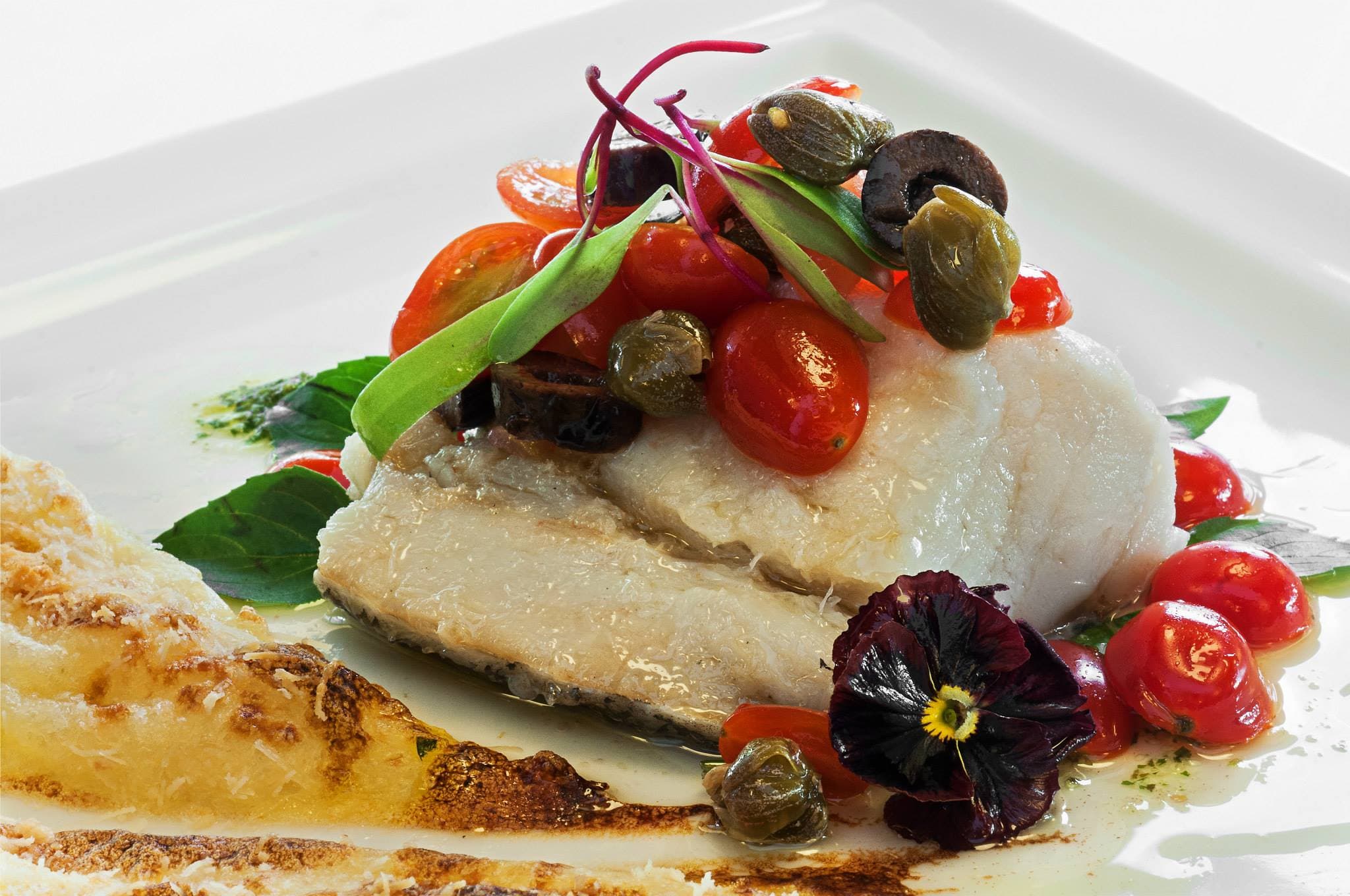 
O SantaFé apresenta-se como um espaço que concilia sofisticação e alta gastronomia. Com três atmosferas distintas, o restaurante conta com um ambiente descontraído e acolhedor, obras de arte de artistas renomados dão um toque especial a decoração. Inaugurado em 1994, o restaurante é reconhecido pelo seu tradicional Buffet de saladas, com mais de 60 opções, foi eleito diversas vezes como o melhor de Belo Horizonte. A casa apresenta um cardápio de qualidade. Entre os pratos destaca-se Filet São Pedro aos três molhos e o Espaguete de palmito pupunha com camarões VG grelhados ao pesto. Quem visita o SantaFé poderá se deliciar com pratos finos harmonizados com saborosos vinhos, além de um completo buffet de saladas e antepastos.