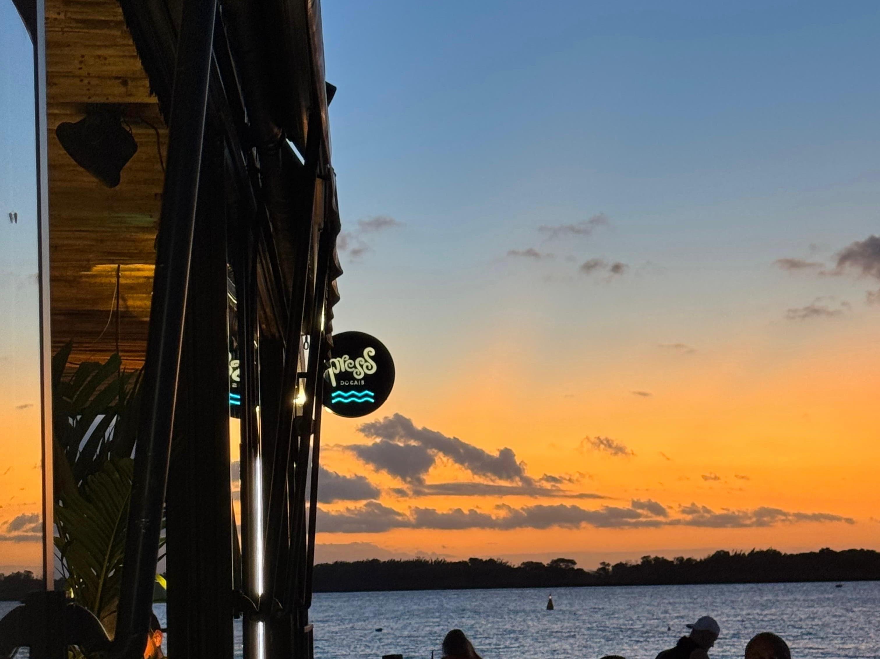 O bar super concorrido e a gastronomia espontânea e criativa do Press Bar Restaurante, na versão Press do Cais - salão e deck lindões, praticamente dentro do Guaíba, e o pôr-do-sol mais incrível do mundo!