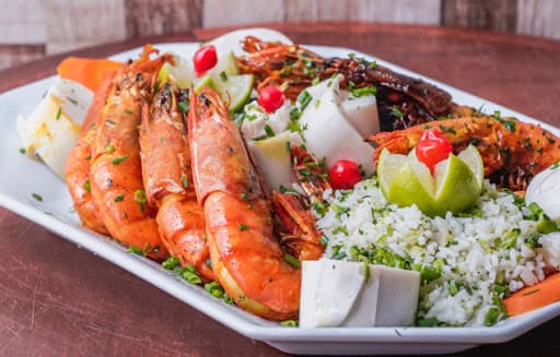 Pratos e entradas variadas com especialidade em frutos do mar e pescados em ambiente informal e espaçoso.