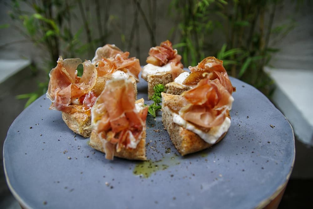 Pizzas de longa fermentação, drinques criativos e vinhos naturais, em sobrado colonial modernizado.
