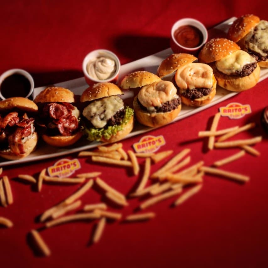 Pratos feitos variados com diversas combinações e acompanhamentos no almoço, noites com pizzas e delivery.