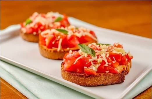 Um bistrô feito artesanalmente para você!
Ambiente moderno & familiar, com as melhores massas da região.
Venha nos conhecer