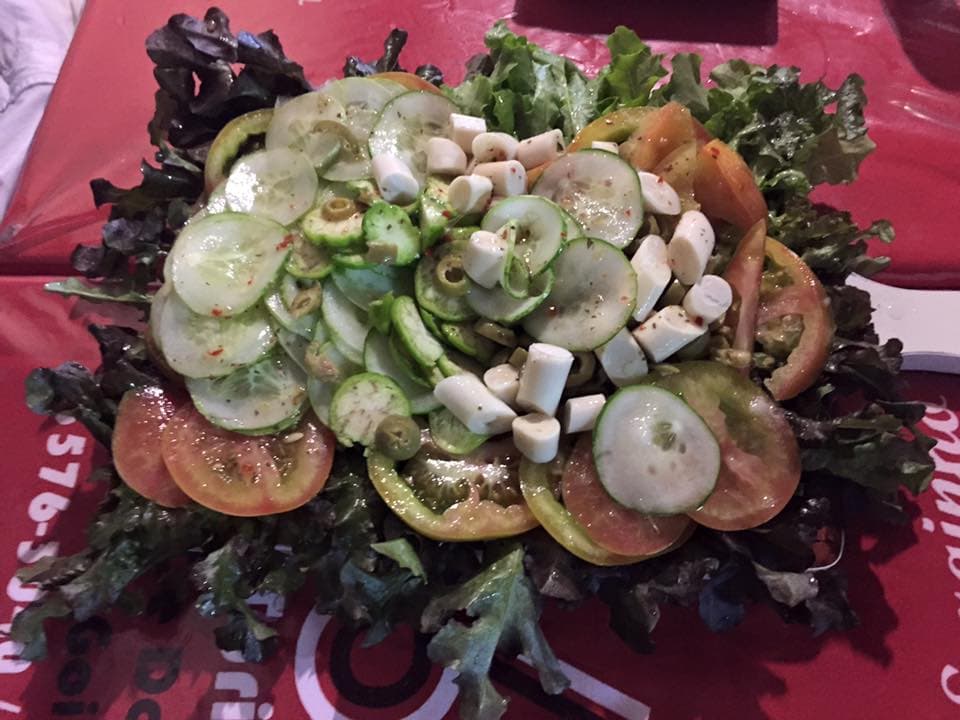 Bar especializado em carne de sol com mandioca, vários petiscos e cervejas, ambiente descontraído e simples.