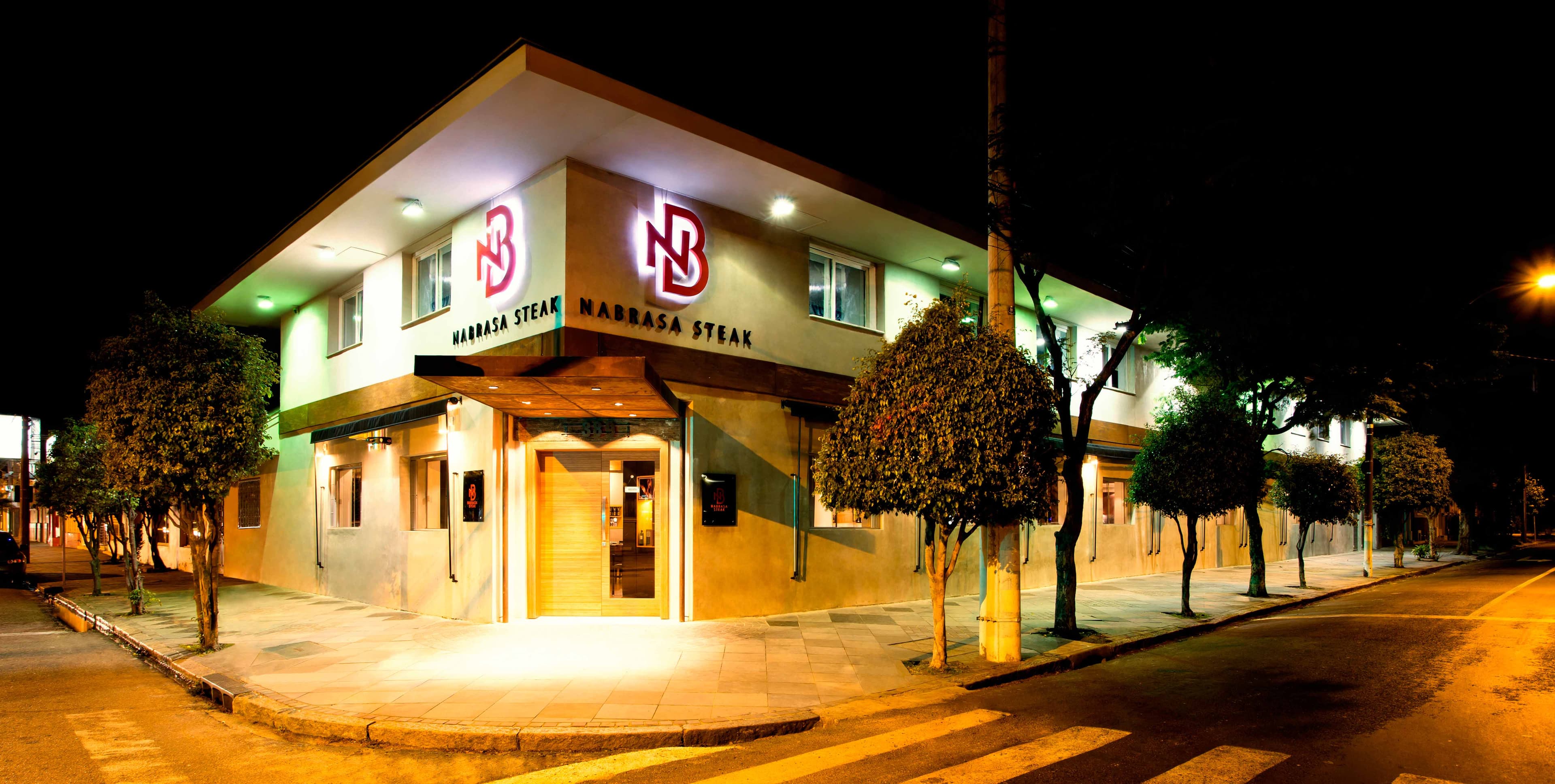 O NB Steak apresenta um novo conceito de rodízio com Menu Degustação completo de Steak House para que o cliente experimente uma seleção de cortes de carne, saladas e acompanhamentos servidos à vontade.