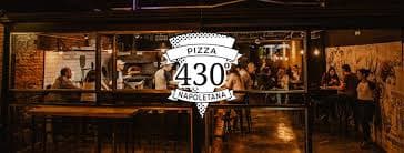 Somos uma pizzaria Napoletana fundada em 2017 na cidade de Jundiaí, São Paulo. Nossas pizzas são individuais e as nossas massas passam por um processo de longa fermentação fazendo com que a pizza fique leve, saborosa e de fácil digestão. Aberta com as mãos e assados em até 90 segundos a 430° gradi de temperatura em um forno construído nos padrões da região de Nápoles, nossos ingredientes são de altíssima qualidade e importamos o tomate pelado e a farinha de trigo tipo “00” diretamente da Itália. Perfeitas para comer com as mãos, nossas pizzas possuem coberturas exclusivas e ficam melhores acompanhadas da nossa coquetelaria, cervejas e ótimos vinhos.
