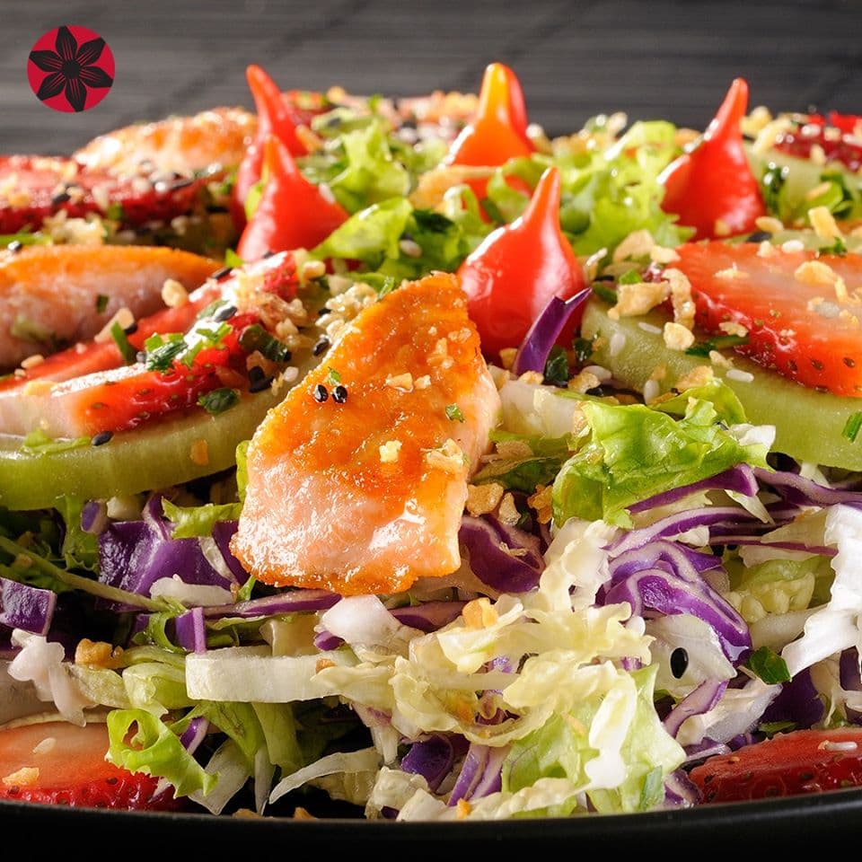 Sabor e sofisticação resumem a culinária do Tokai Gourmet. Localizado no Shopping Barra, o mais charmoso da cidade, o restaurante possui cardápio diferenciado, com pratos desenvolvidos a partir de ingredientes de alta qualidade inspirados na gastronomia tailandesa, japonesa e chinesa. Para harmonizar com os mais de 200 itens oferecidos à la carte, o restaurante dispõe de duas adegas climatizadas e uma extensa carta de vinhos selecionados por experientes sommeliers.