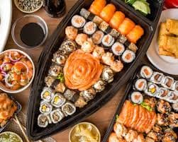 Cozinha japonesa e chinesa de pratos clássicos em buffet fumegante e frio, ambiente simples e climatizado.